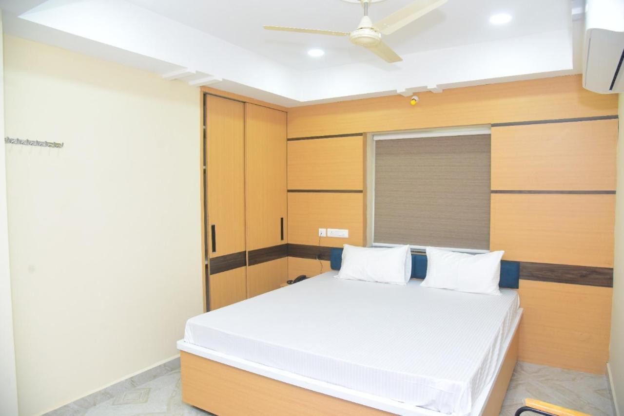 Hotel Sri Hasmitha Vijayawāda Dış mekan fotoğraf