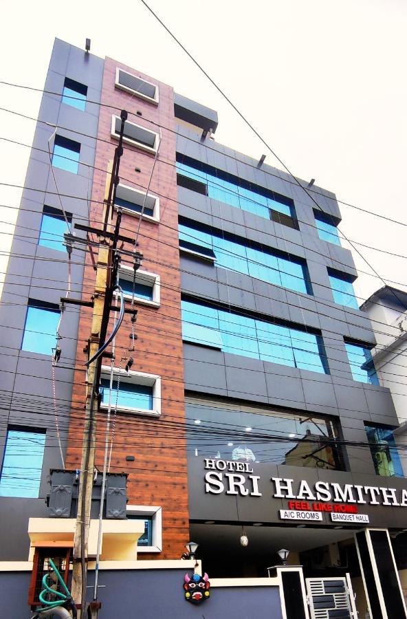 Hotel Sri Hasmitha Vijayawāda Dış mekan fotoğraf